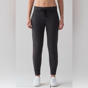 P25. Lululemon Loop Back Jogger (28")
Acid Rubber Dye Black
Size:2